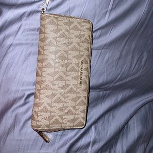 Michael kors wristlet